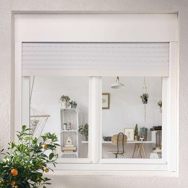 Fenêtre PVC avec volet roulant intégré : bloc baie discret